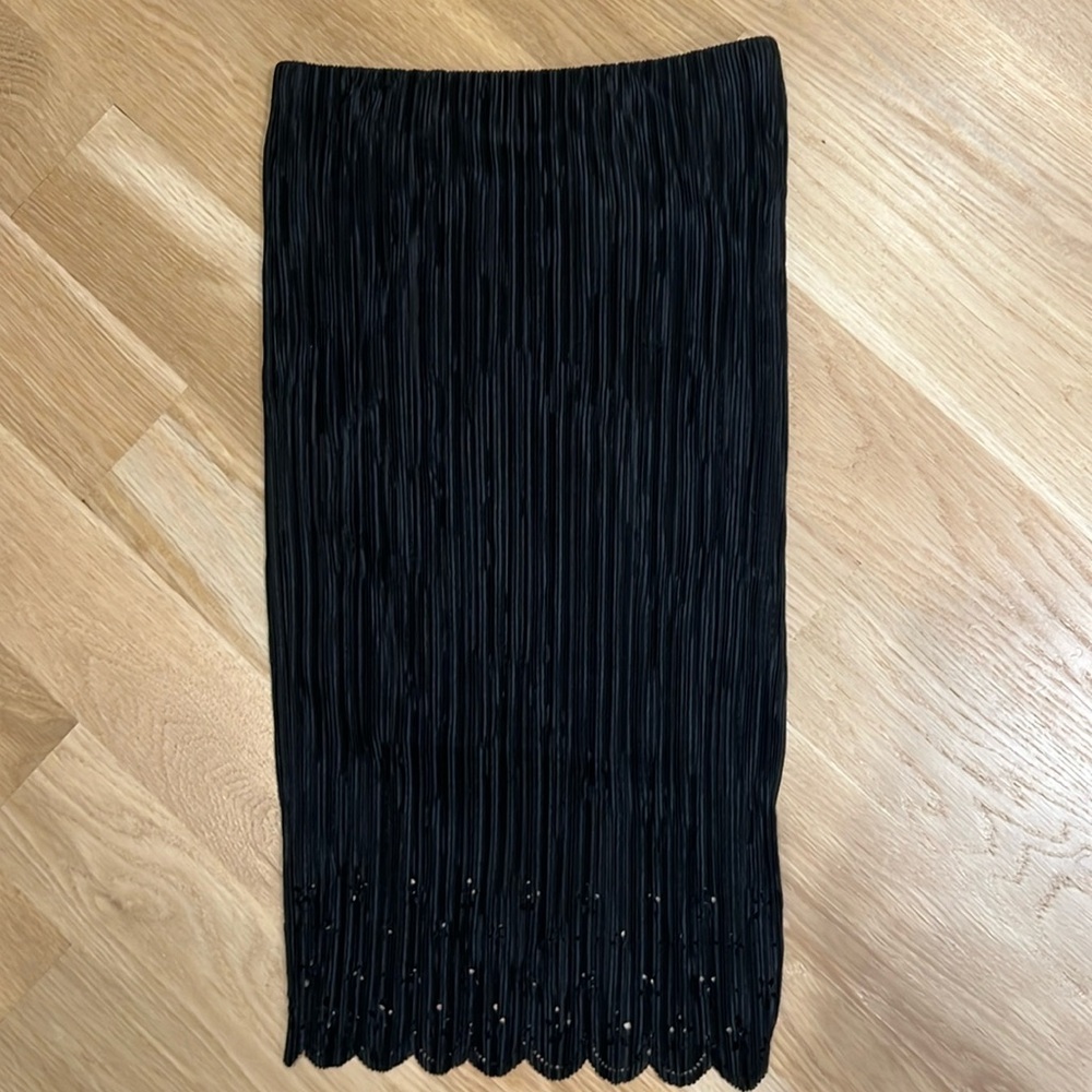 Black pleated maxi skirt size large from Soprano
